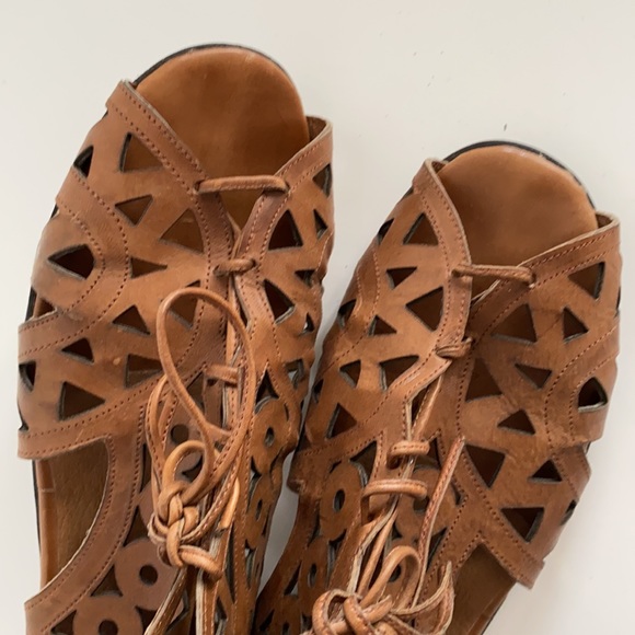 Tan gladiator style flat sandals - Picture 2 of 6